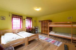 Katil dua tingkat atau katil-katil dua tingkat dalam bilik di Apartments Vratnik