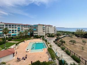 Bazén v ubytování Les Pins Bleus nebo v jeho okolí