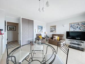 TV a/nebo společenská místnost v ubytování Les Pins Bleus