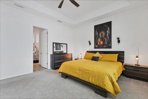 Un dormitorio con una cama con una colcha amarilla. en GRH14692 - Charlotte Harbor Area - 3 Bed 3 Baths Villa, en Tropical Gulf Acres 59 fotos más