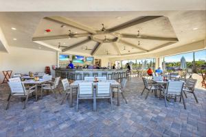 Un restaurante con mesas y sillas y un bar. en GRH14692 - Charlotte Harbor Area - 3 Bed 3 Baths Villa, en Tropical Gulf Acres