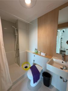 ein Badezimmer mit Waschbecken, Toilette und Dusche in der Unterkunft Cozy7 Living in Bangkok60 m to MRTnear chatuchank in Ban Bang Khwang