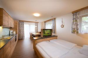 A television and/or entertainment centre at Landhaus Huber