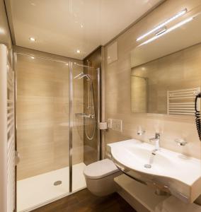A bathroom at Landhaus Huber