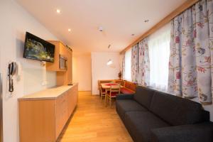 A television and/or entertainment centre at Landhaus Huber