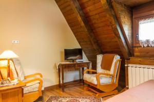 薩拉爾杜的住宿－Hostal Aiguamog，客房设有2把椅子和1张带电视的书桌。