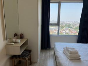ein Schlafzimmer mit einem Bett, einem Spiegel und einem Fenster in der Unterkunft Cozy8Living in Bangkok 60mto MRT in Ban Bang Khwang + 7 Fotos