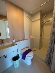 ein Badezimmer mit Toilette, Waschbecken und Dusche in der Unterkunft Cozy8Living in Bangkok 60mto MRT in Ban Bang Khwang