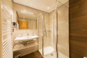 A bathroom at Landhaus Huber