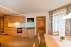 A kitchen or kitchenette at Landhaus Huber