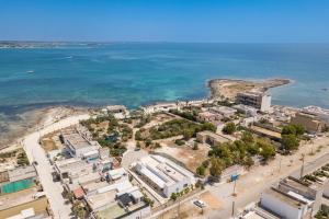 eine Luftansicht auf eine Stadt und das Meer in der Unterkunft Residence Jolly Mare in Torre Lapillo