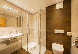 A bathroom at Landhaus Huber