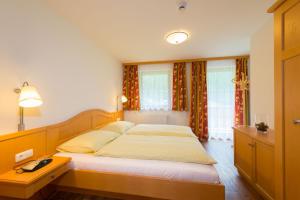 A bed or beds in a room at Landhaus Huber