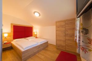 A bed or beds in a room at Landhaus Huber