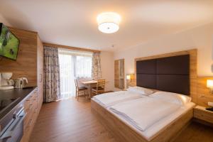A bed or beds in a room at Landhaus Huber