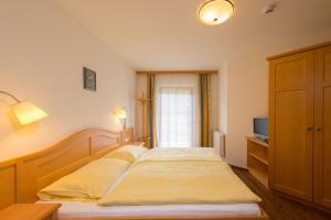 A bed or beds in a room at Landhaus Huber