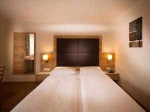 A bed or beds in a room at Landhaus Huber Még 37 kép