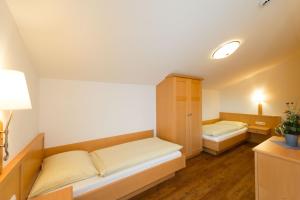 A bed or beds in a room at Landhaus Huber