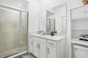 Ванная комната в GRH14641 - Charlotte Harbor Area - 2 Bed 2 Baths Condo +24 фотографии