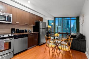 Η κουζίνα ή μικρή κουζίνα στο 1BR High Floor View Downtown Toronto