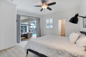 Postel nebo postele na pokoji v ubytování GRH14632 - Charlotte Harbor Area - 3 Bed 3 Baths House + 35 fotografií
