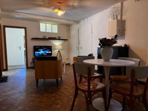 Kuchyň nebo kuchyňský kout v ubytování Suite privée indépendante avec sauna et jardin