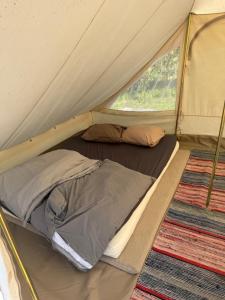 Postel nebo postele na pokoji v ubytování Woodslope Camping