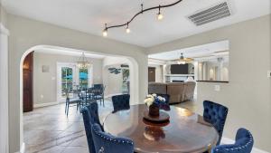 Posezení v ubytování GRH14144 - Charlotte Harbor Area - 4 Bed 3 Baths Villa