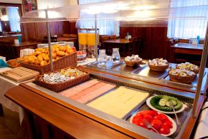 a buffet line with food in a restaurant at Thermenhotel Krone - inklusive Felsentherme in Bad Gastein