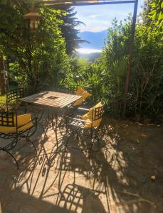 een tafel en stoelen op een terras bij Appartamento Ibisco in Porto Valtravaglia