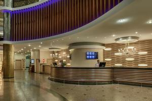 eine Lobby eines Hotels mit einer Bar darin in der Unterkunft Delphin Deluxe Resort in Okurcalar + 68 Fotos
