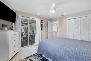 Giường trong phòng chung tại GRH14115 - Charlotte Harbor Area - 3 Bed 2 Baths Villa +25 ảnh