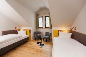 Postel nebo postele na pokoji v ubytování Hotel zum Taufstein + 37 fotografií