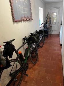 Jízda na kole v ubytování Au coeur du village provençal nebo okolí + 7 fotografií