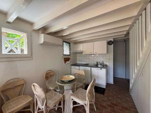 a kitchen with a table and chairs in a room at Vacances au lac ! in Biscarrosse