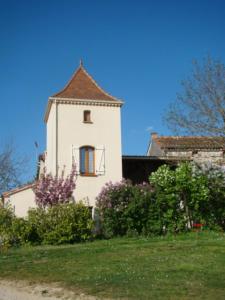 un bâtiment blanc avec une fenêtre et quelques buissons dans l'établissement Chambres d'hotes DES GRAVES, à La Celle-sous-Gouzon