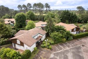 an aerial view of a house with a yard at Vacances au lac ! in Biscarrosse
