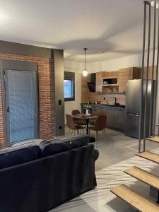 a living room with a couch and a kitchen at Kairos luxury apartments Fanari 2 in Fanárion