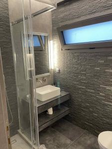 Bilik mandi di Kairos luxury apartments Fanari 2 +25 gambar