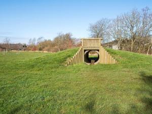 eine kleine Holzbrücke auf einem grasbewachsenen Hügel in der Unterkunft 4 person holiday home in Hemmet in Hemmet