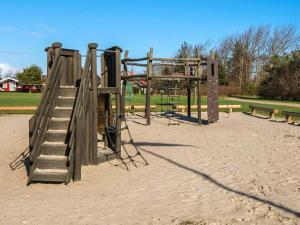ein Park mit einem Spielplatz mit Rutsche in der Unterkunft 4 person holiday home in Hemmet in Hemmet