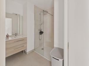 a bathroom with a shower and a sink at Plein centre - Appart pour 6 avec balcon in La Teste-de-Buch