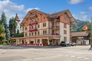 因特拉肯Hotel Sonne Interlaken-Matten的街边的一栋大楼