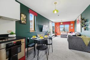 Η κουζίνα ή μικρή κουζίνα στο Penthouse Botanica- Wyndale Signature Stays