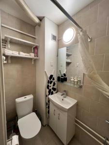 Bilik mandi di Your Cozy Studio - Just Minutes from Copenhagen Airport