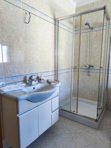 un bagno con lavandino e doccia di 2 Floors Villa Close Apulia Beach a Esposende Altre 44 foto