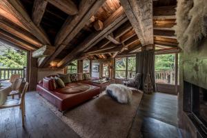 un soggiorno con divano e camino di Chalet Montanum, 9 pax - Courchevel, Bed & Breakfast a Courchevel