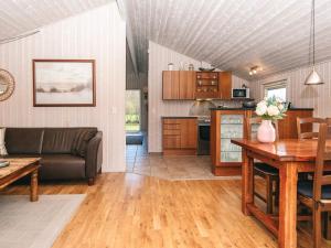 Kuchyň nebo kuchyňský kout v ubytování 6 person holiday home in Hemmet-By Traum