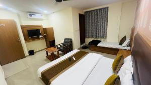 Una habitación de hotel con una cama y un televisor. en hotel the lead, en Ahmedabad