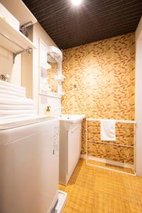 een badkamer met een witte wastafel en een douche bij Residence Noa 101 in Fukuoka +21 foto's